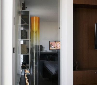 Fixní zasklení mezi ložnicí a obývacím pokojem
