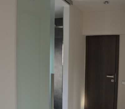 Skleněné posuvné dveře do koupelny, bezpečnostní tvrzené sklo SATINATO