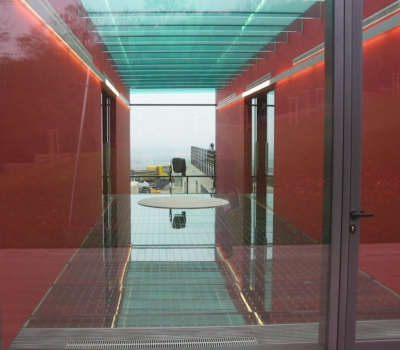 Skleněná podlaha z bezpečnostního vrstveného skla 