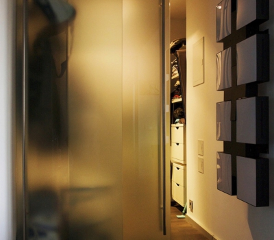 Skleněná stěna s posuvnými dveřmi do šatny