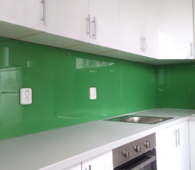 Obklad kuchyňské linky tvrzeným sklem LACOBEL T Apple Green 