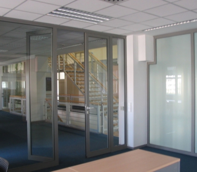 Interiérové příčky, rámový hliníkový systém SCHÜCO,bezpečnostní vrstvené sklo 