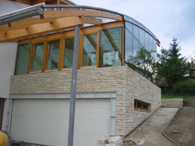 Zimní zahrada s oblou střechou, použité dvojsklo, které přechází v jednoduché vrstvené sklo do exteriéru 