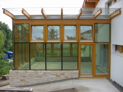 Zimní zahrada s oblou střechou, boční skla jsou dvojskla lepená na dřevěnou konstrukci 